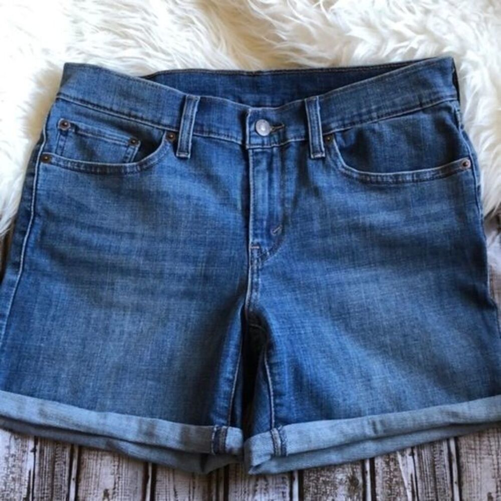 Levi’s medium wash 6.5” inseam jean shorts 27